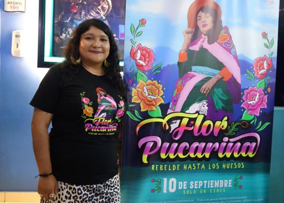 Regisseurin Geraldine Zuasnabar Ravelo neben dem Plakat des Dokumentarfilms über Flor Pucarina
