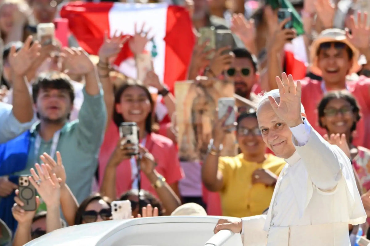 Papst Leo XIV. begrüßt Gläubige – Besucherplan für seine Peru-Reise 2026