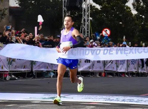Cristhian Pacheco beim Zieleinlauf des Marathons von Mexiko-Stadt 2026