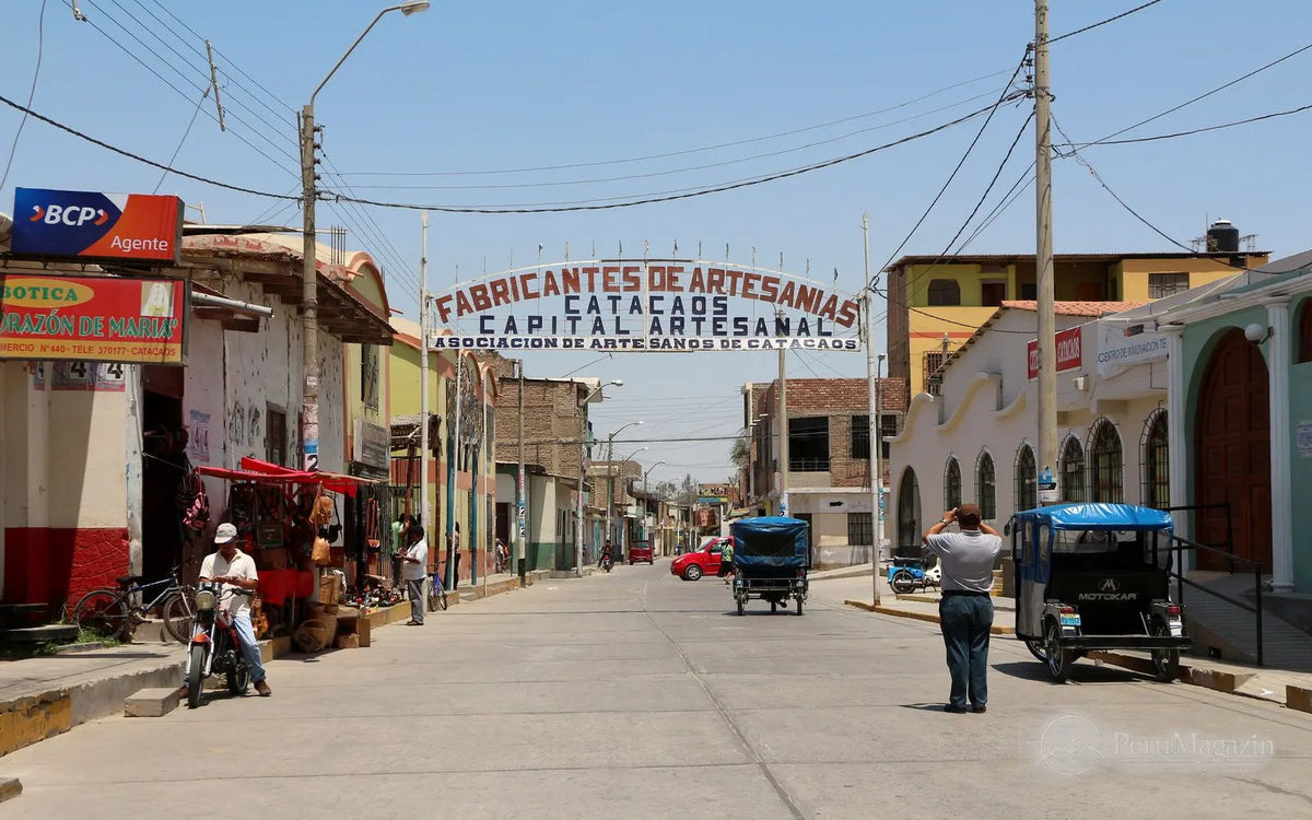 Calle Comercio mit traditionellen Handwerksgeschäften in Catacaos, Piura