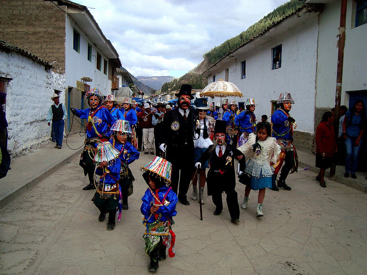 Traditioneller Tanz beim Paucartambo-Festival in Peru