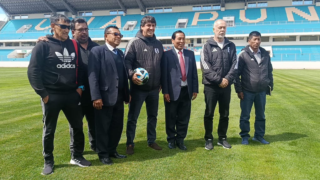 Mano Menezes und Jean Ferrari bei der Besichtigung des Estadio Monumental de la UNA in Puno