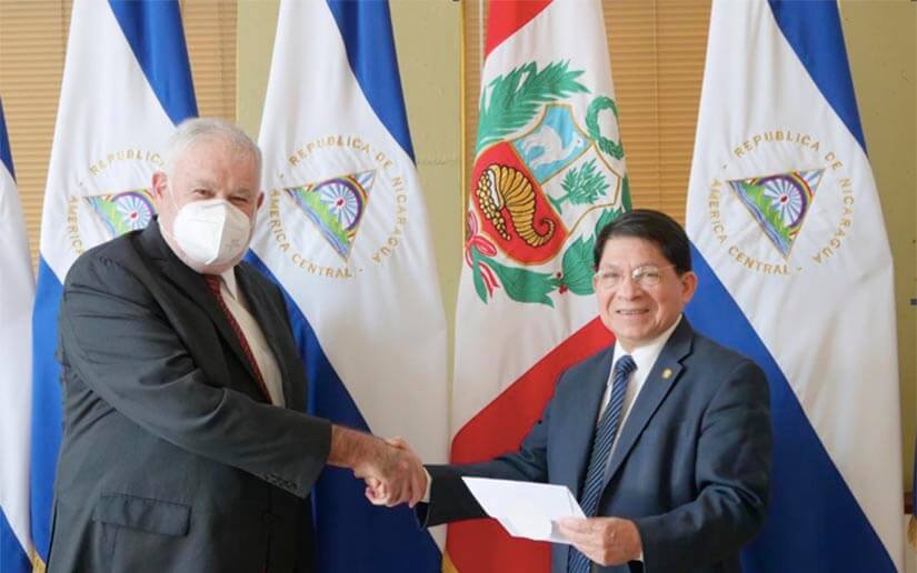 Flaggen von Peru und Nicaragua bei einem diplomatischen Treffen