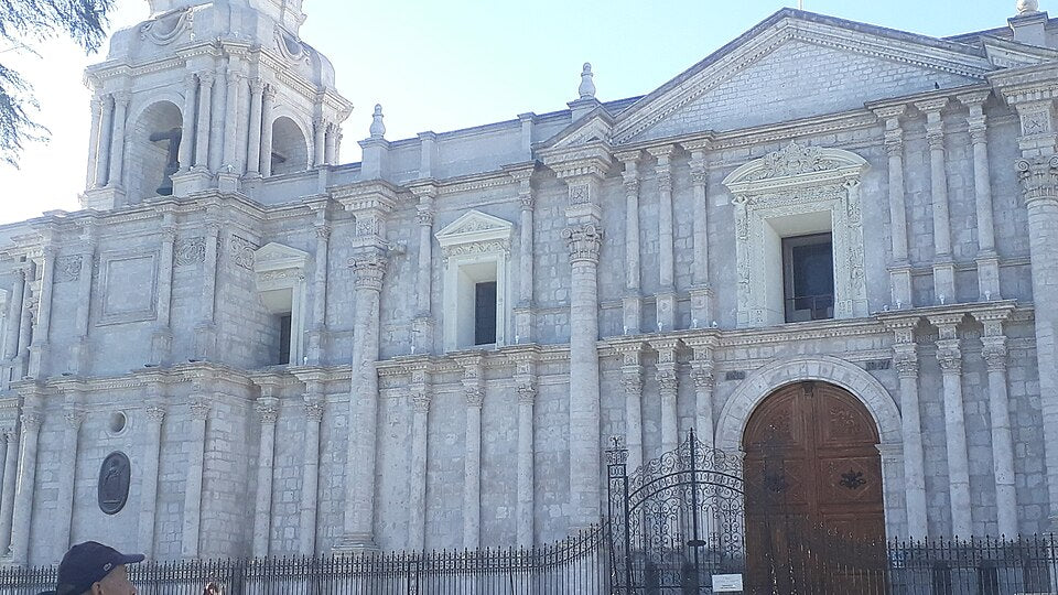Historisches Zentrum von Arequipa – Symbolbild zum Buch Ser Vendaval über neun Frauen aus Villa Ecológica