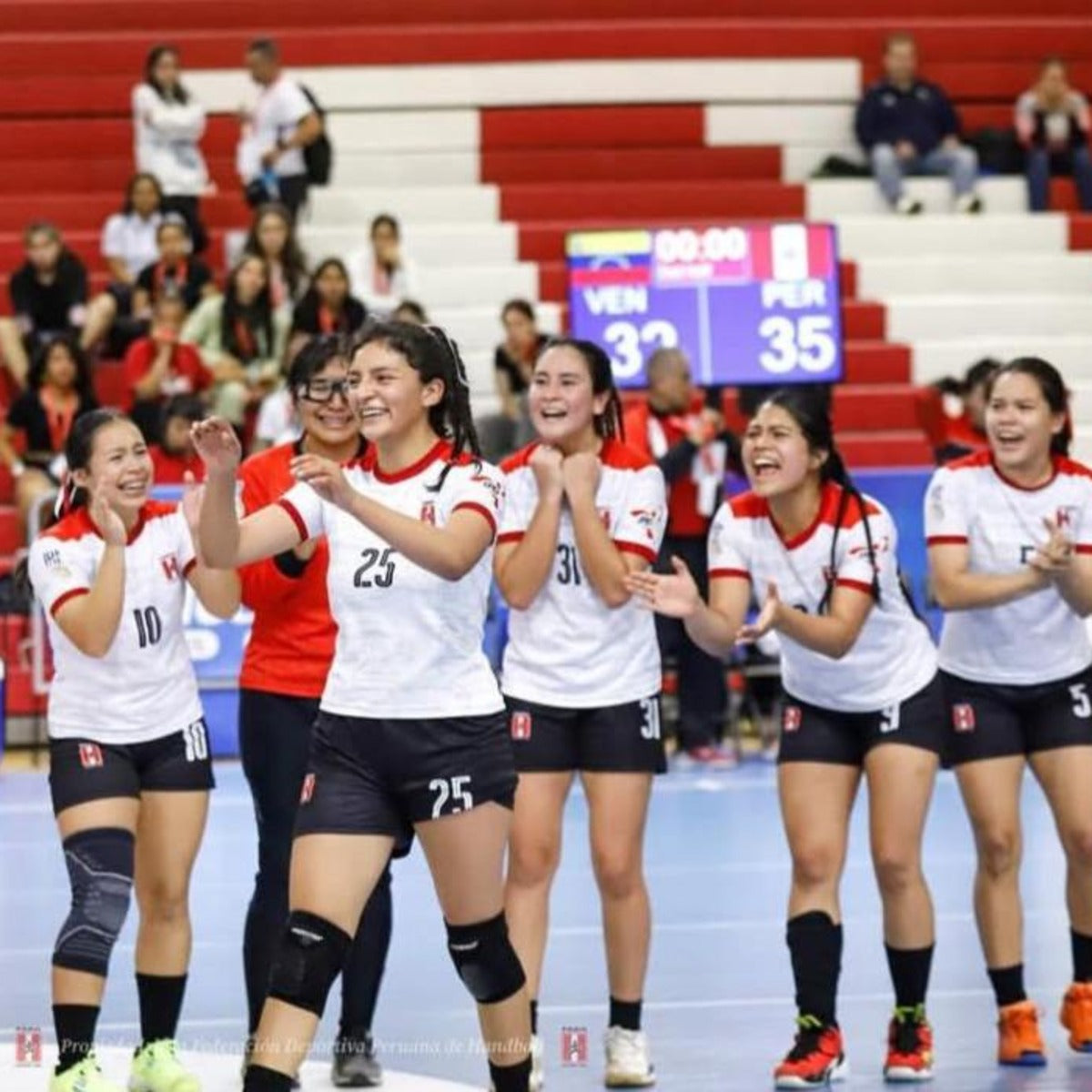 Peruanische Handballspielerinnen feiern bei einem IHF-Turnier in Lima
