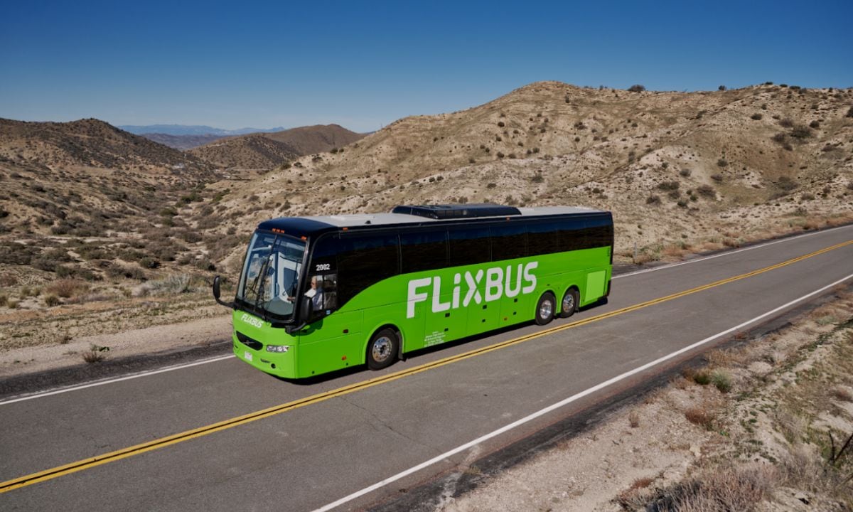 Grüner FlixBus auf einer Fernstraße – Symbolbild, Foto FlixBus / Gestión