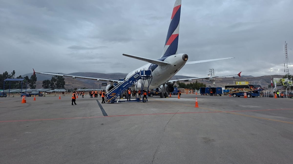 LATAM-Flugzeug am Flughafen Cusco