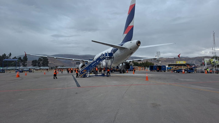 LATAM-Flugzeug am Flughafen Cusco