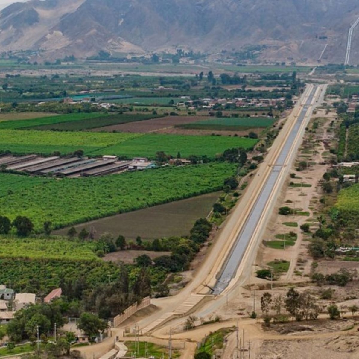Chavimochic-Bewässerungskanal und landwirtschaftliche Flächen in La Libertad, Peru