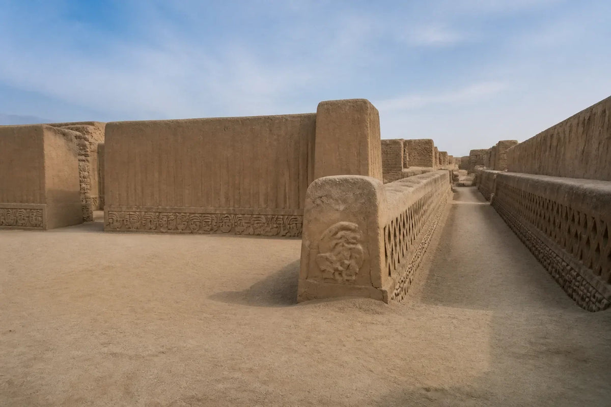 Weiter Platz und langer Korridor im ummauerten Komplex Nik An in Chan Chan, Trujillo, Peru