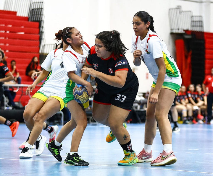 Peruanische Handballspielerin im Spiel gegen Bolivien in Lima 2026