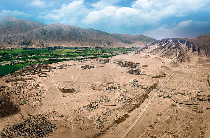 Panoramablick über die Heilige Stadt Caral im Supe-Tal in Peru