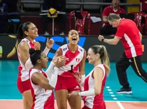 Spielerinnen der peruanischen Volleyball-Nationalmannschaft der Frauen mit Trainer Antonio Rizola 2026