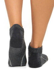 Anthrazitfarbene Alpaka Sneaker-Socken von Apu Kuntur – Produktfoto