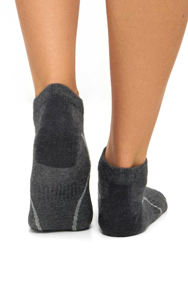 Anthrazitfarbene Alpaka Sneaker-Socken von Apu Kuntur – Produktfoto