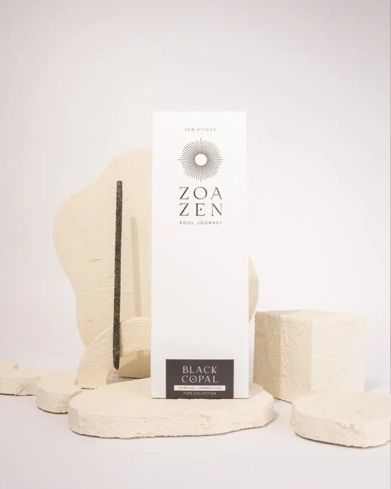 ZoaZen Black Copal Räucherstäbchen – Produktbild 2 mit handgerolltem Räucherwerk