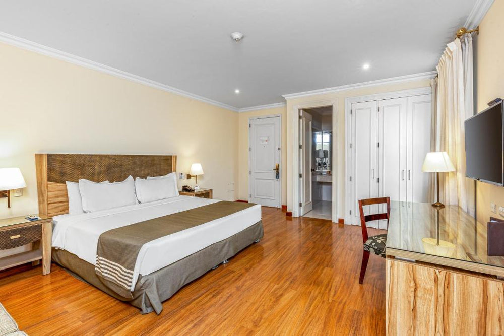 Zimmer im LP Los Portales Hotel Piura mit Doppelbett, Schreibtisch und Fernseher