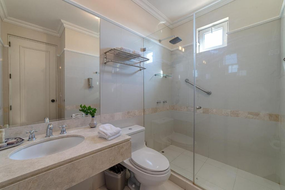 Badezimmer im LP Los Portales Hotel Piura mit Waschtisch und verglaster Dusche