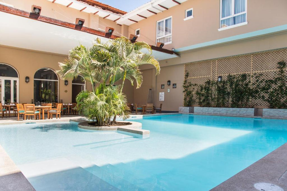 Pool im Innenhof des LP Los Portales Hotel Piura mit Palmeninsel