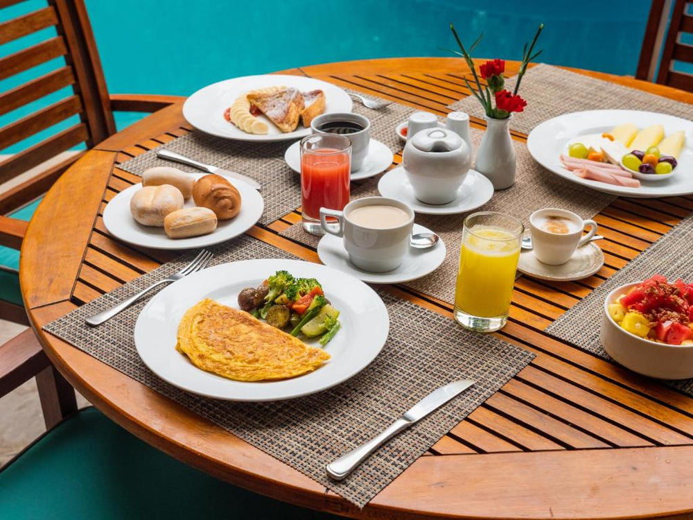 Frühstück im LP Los Portales Hotel Piura mit Omelett, Brötchen, Obst, Kaffee und Säften