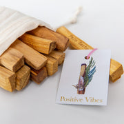 Palo Santo aus Peru – Aufnahme 3 von 8 des Sets mit zehn Räucherholz-Sticks von Divasya-Yoga