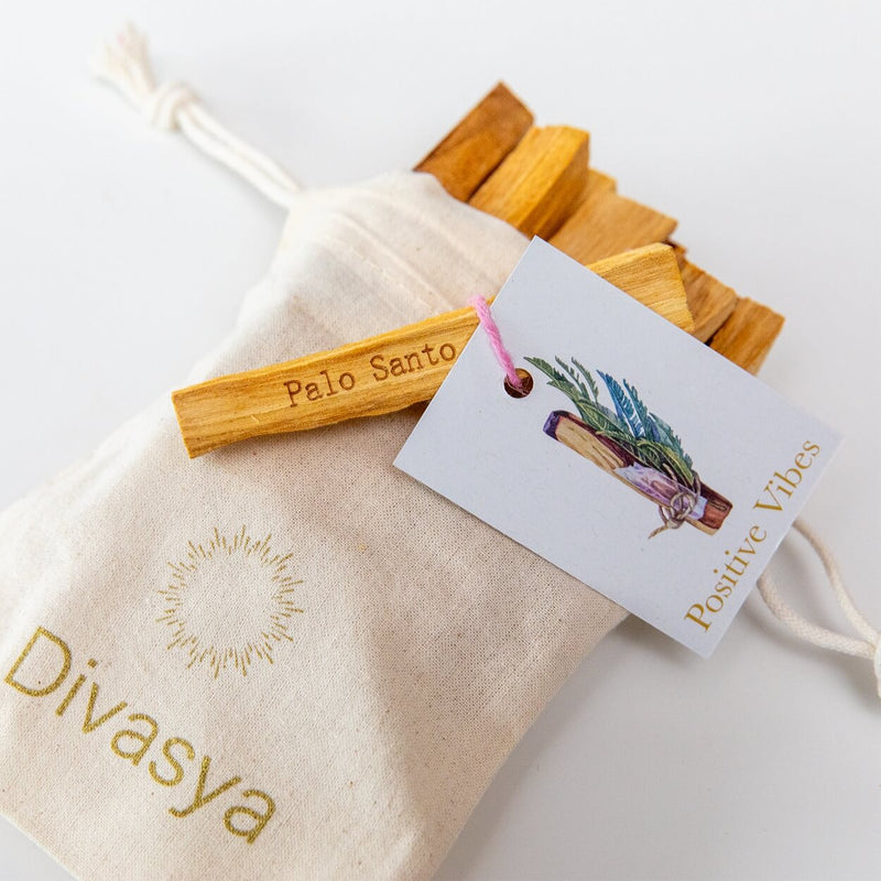 Palo Santo aus Peru – Aufnahme 4 von 8 des Sets mit zehn Räucherholz-Sticks von Divasya-Yoga