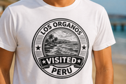 Frau im weißen Visited Los Órganos T-Shirt an der Küste