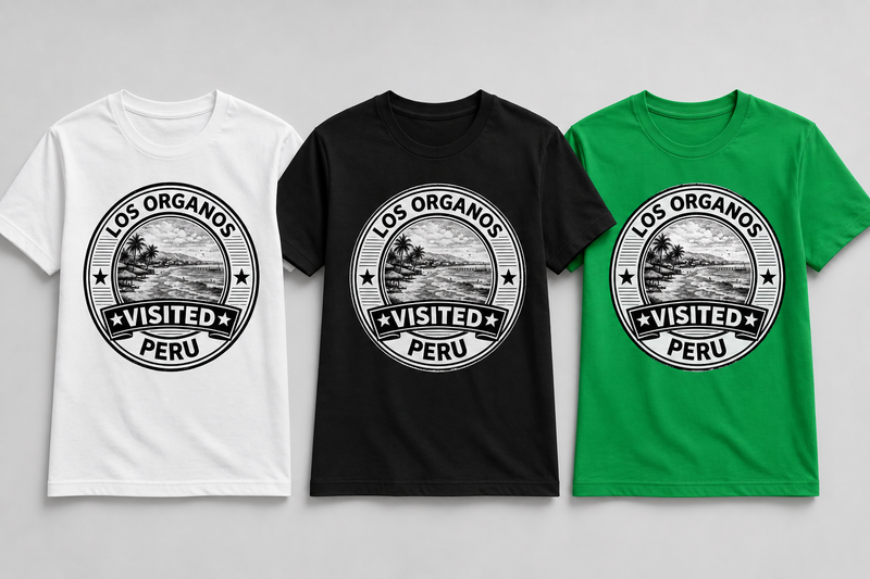 Mann im grünen Visited Los Órganos T-Shirt vor einer Bucht in Nordperu