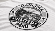 Mann im grünen Visited Máncora T-Shirt an der Küste