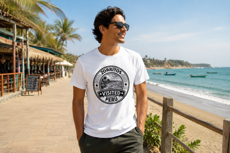 Frau im weißen Visited Zorritos T-Shirt am Strand