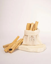 ZoaZen Palo Santo Holzstücke mit Baumwollbeutel auf Steinplatte